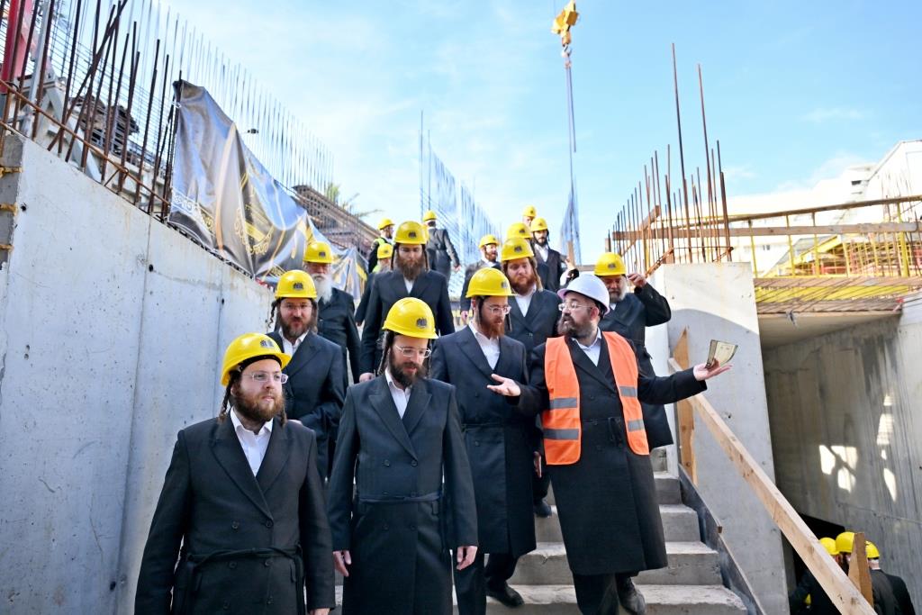 האדמו"ר מויזניץ בסיור באתר בניית בית מדרשו