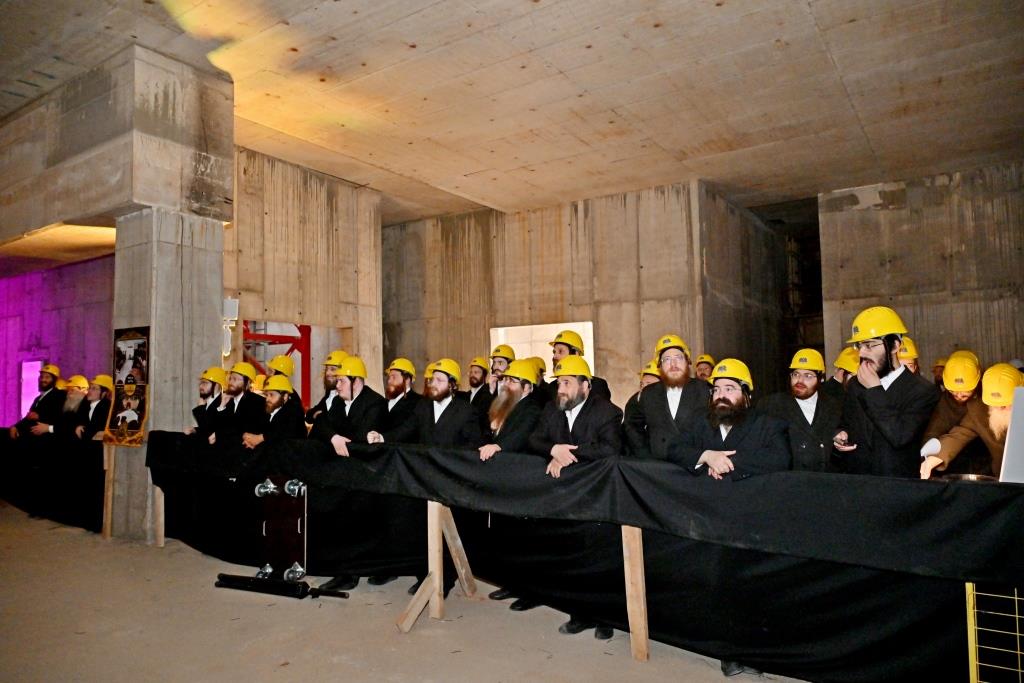 האדמו"ר מויזניץ בסיור באתר בניית בית מדרשו