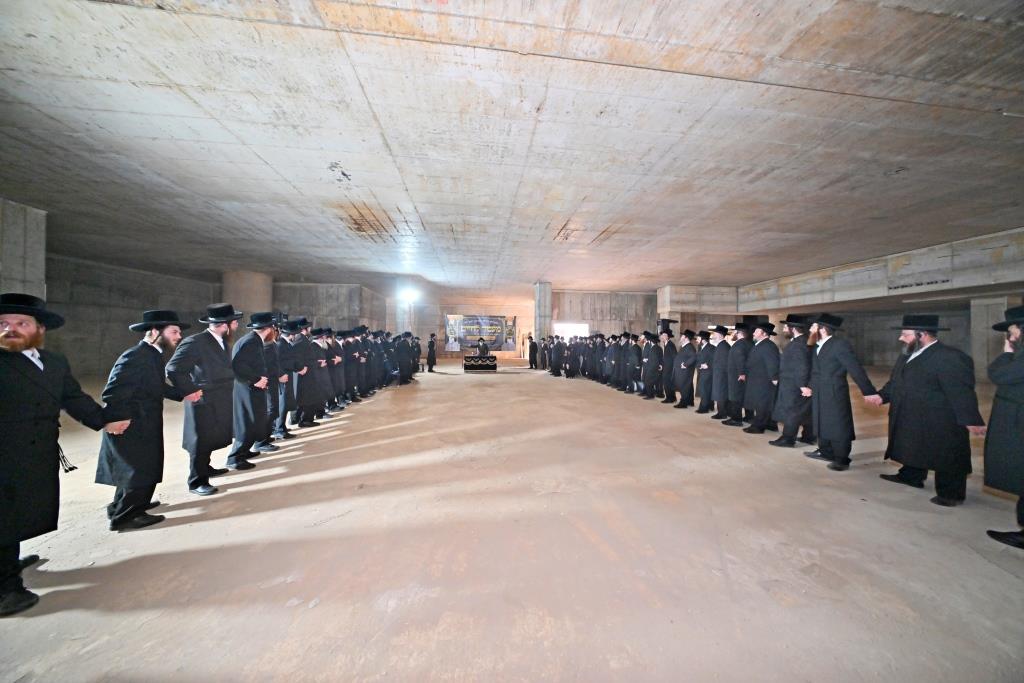 האדמו"ר מויזניץ בסיור באתר בניית בית מדרשו