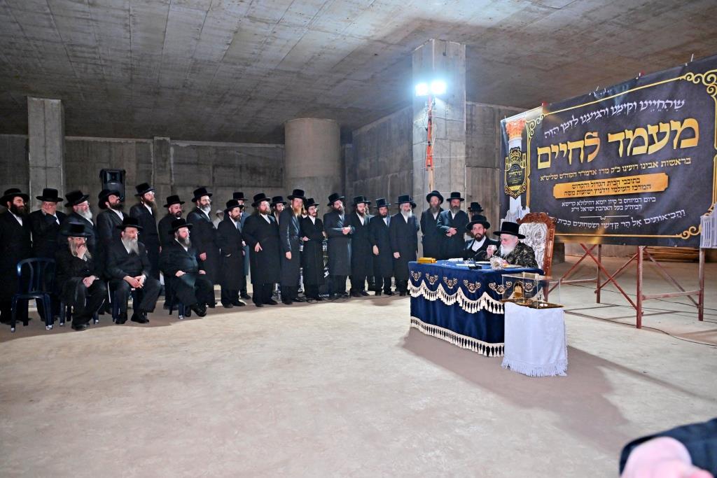 האדמו"ר מויזניץ בסיור באתר בניית בית מדרשו