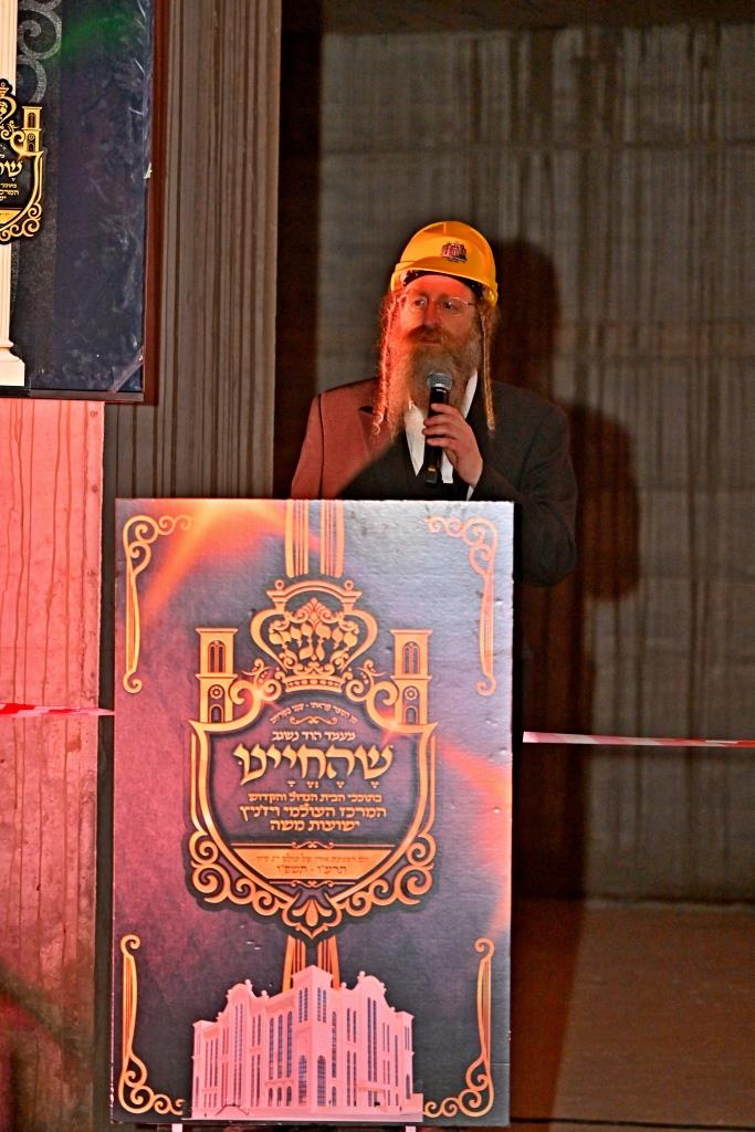 האדמו"ר מויזניץ בסיור באתר בניית בית מדרשו