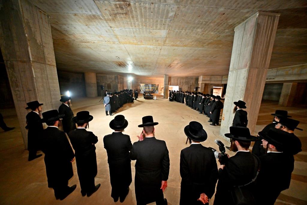 האדמו"ר מויזניץ בסיור באתר בניית בית מדרשו