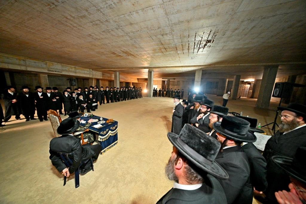 האדמו"ר מויזניץ בסיור באתר בניית בית מדרשו