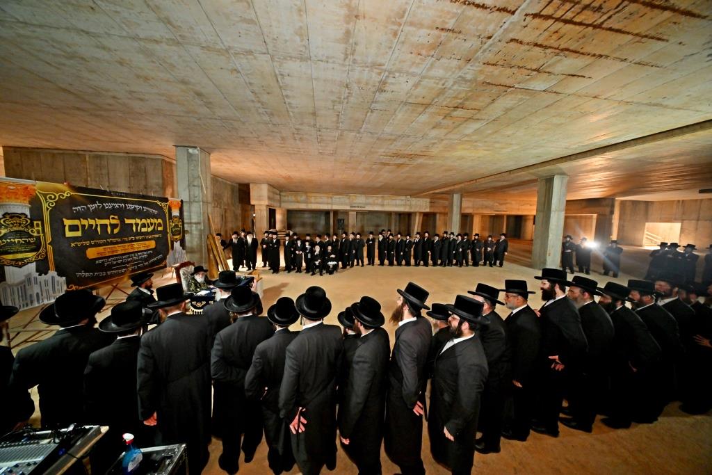 האדמו"ר מויזניץ בסיור באתר בניית בית מדרשו