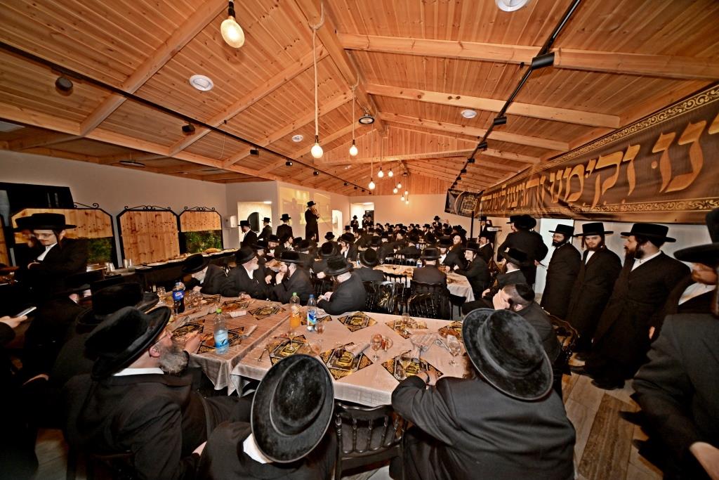 האדמו"ר מויזניץ בסיור באתר בניית בית מדרשו