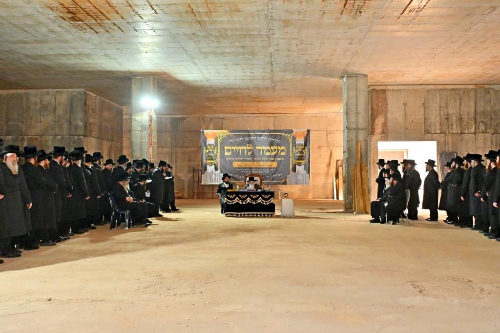 האדמו"ר מויזניץ בסיור באתר בניית בית מדרשו
