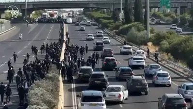 מאות באוטובוסים: הרגע שבו מפגיני הפלג שיתקו את המחלף המרכזי | צפו