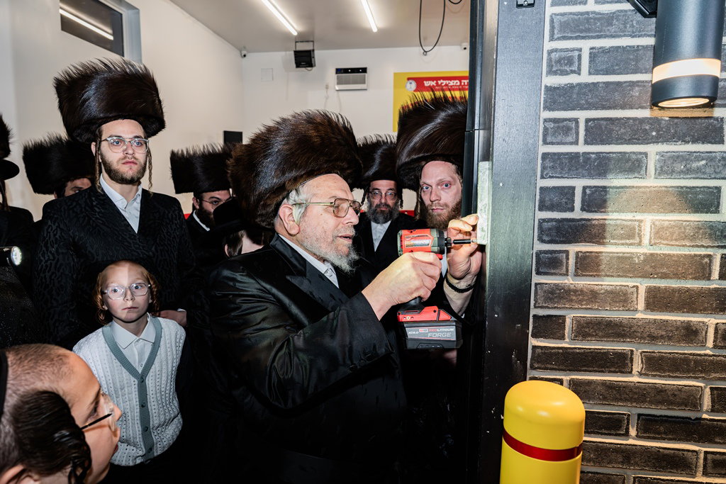 האדמו"ר מסאטמר בחנוכת הבית בחברת מצילי אש