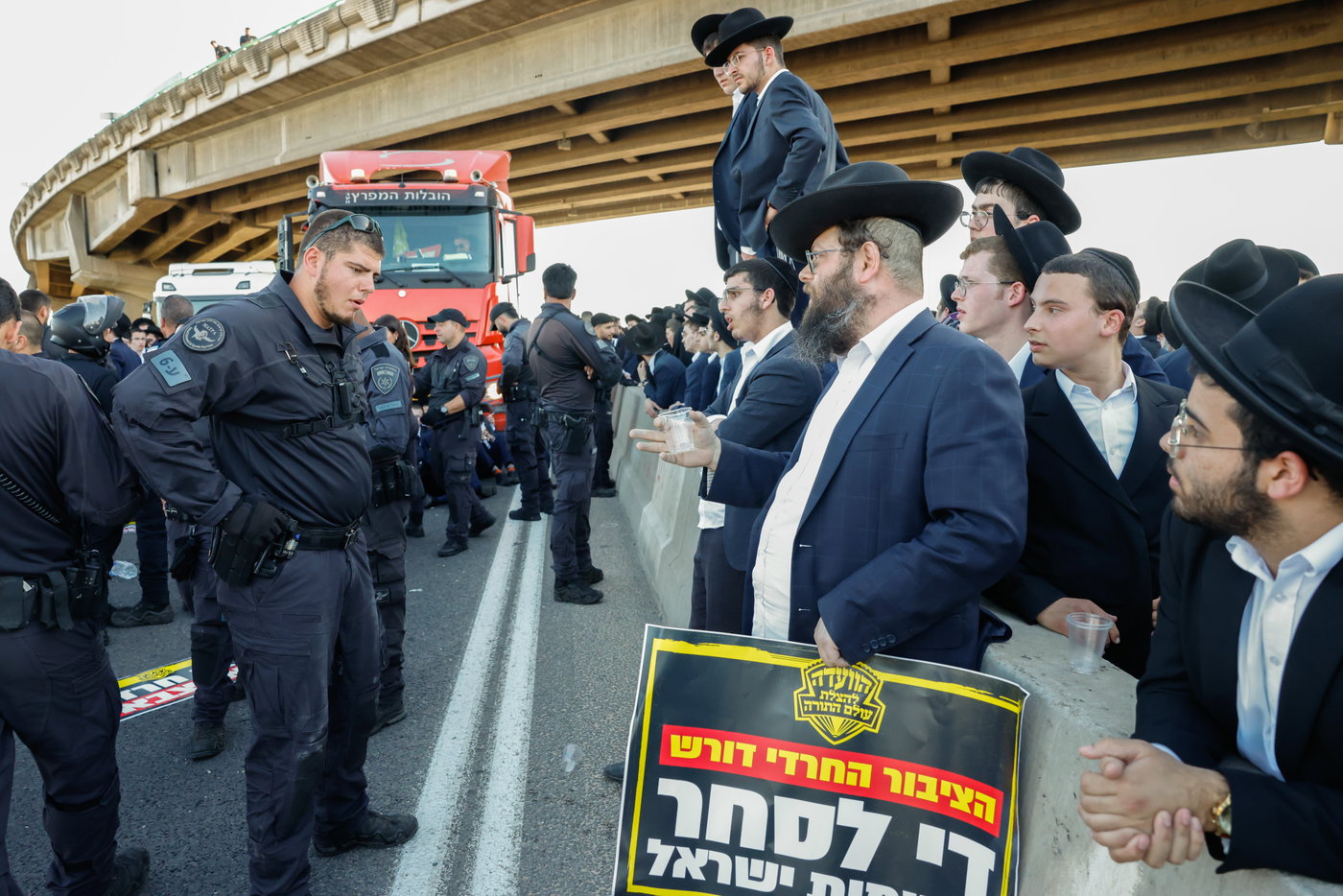 הפגנה נגד גזירת הגיוס במחלף גנות