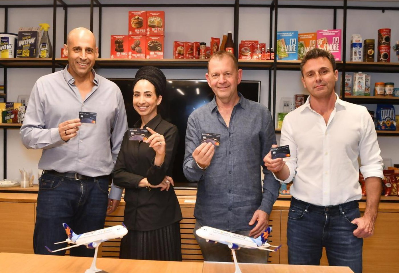 מימין לשמאל: איתמר פורמן מנכ"ל ישראכרט, אורי סירקיס מנכ"ל ישראייר, יפית לוי מנכ"ל רמי לוי וליאור רביב משנה למנכ"ל וראש החטיבה הפרטית בישראכרט
