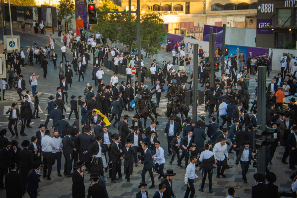 הפגנה נגד גזירת הגיוס ע"י גשר המיתרים בירושלים