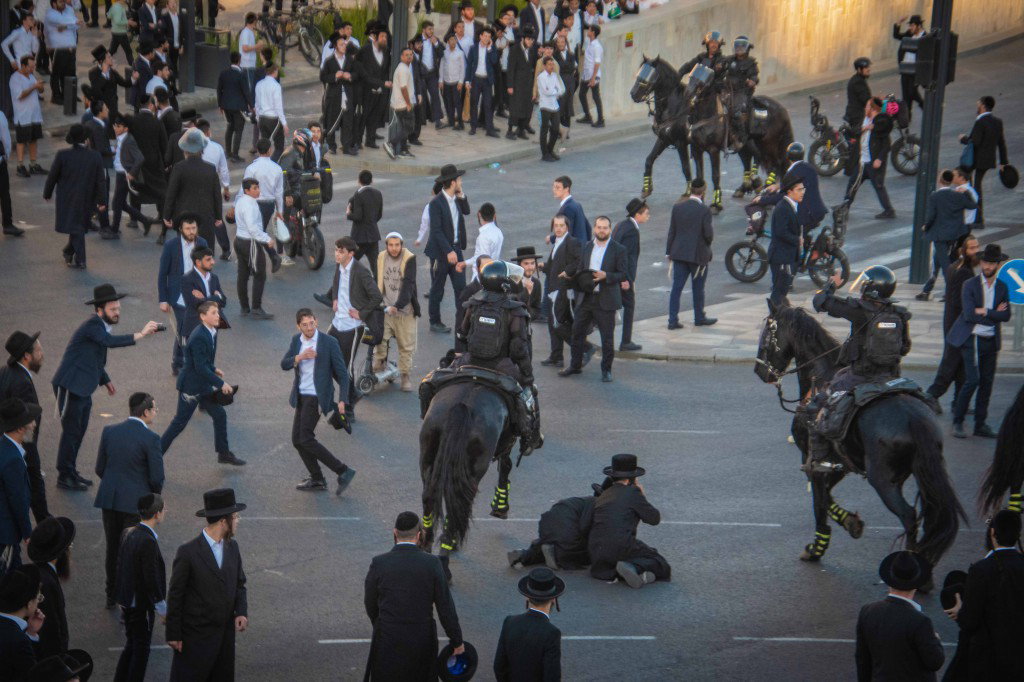 הפגנה נגד גזירת הגיוס ע"י גשר המיתרים בירושלים