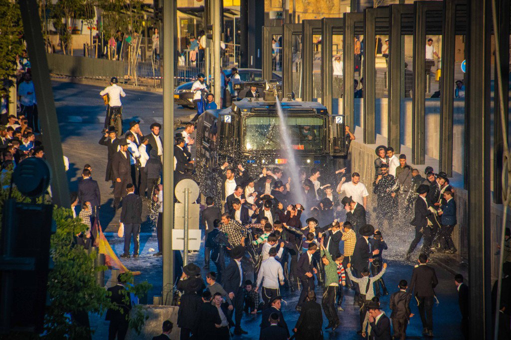 הפגנה נגד גזירת הגיוס ע"י גשר המיתרים בירושלים