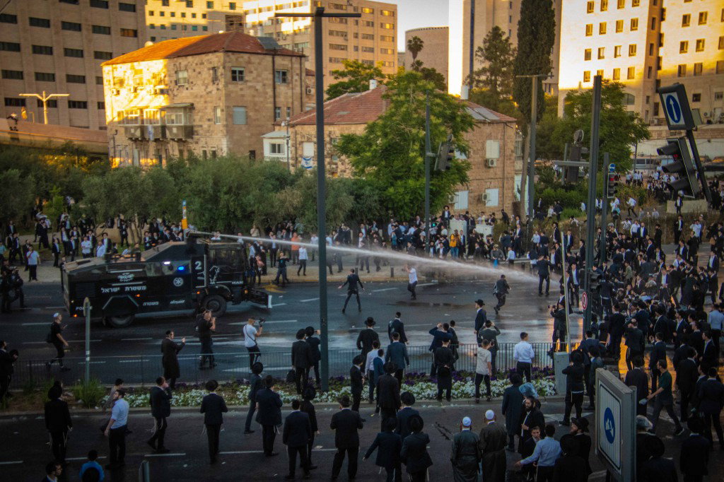 הפגנה נגד גזירת הגיוס ע"י גשר המיתרים בירושלים