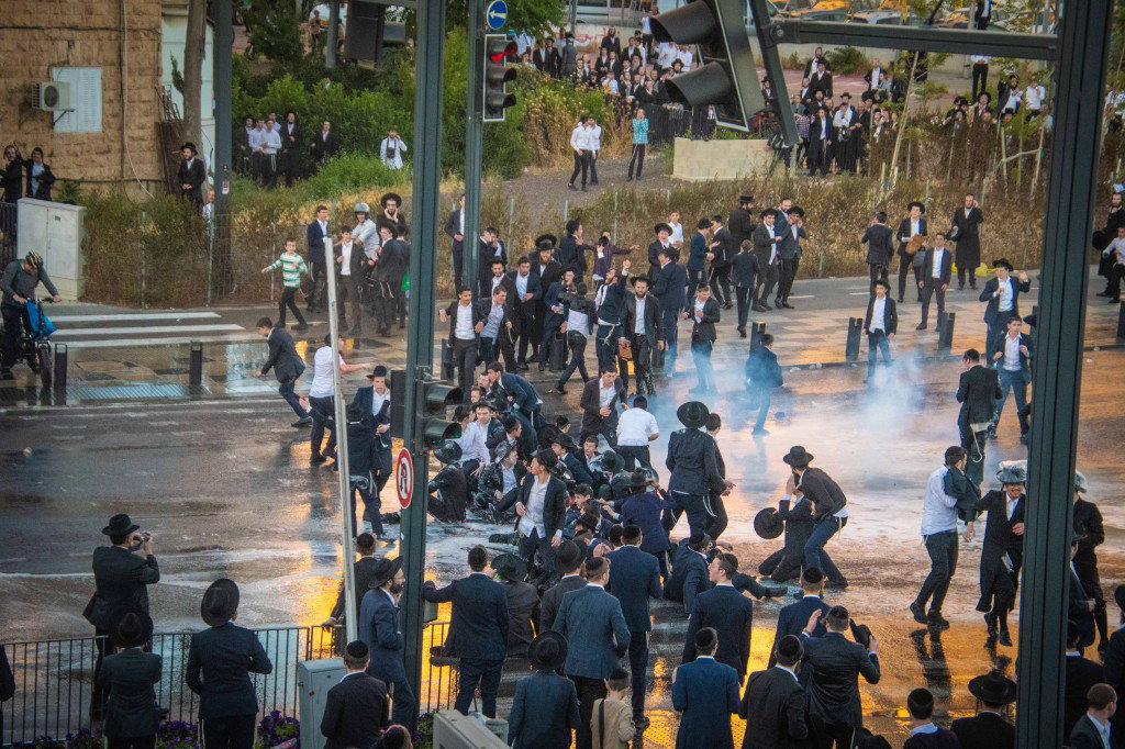 הפגנה נגד גזירת הגיוס ע"י גשר המיתרים בירושלים