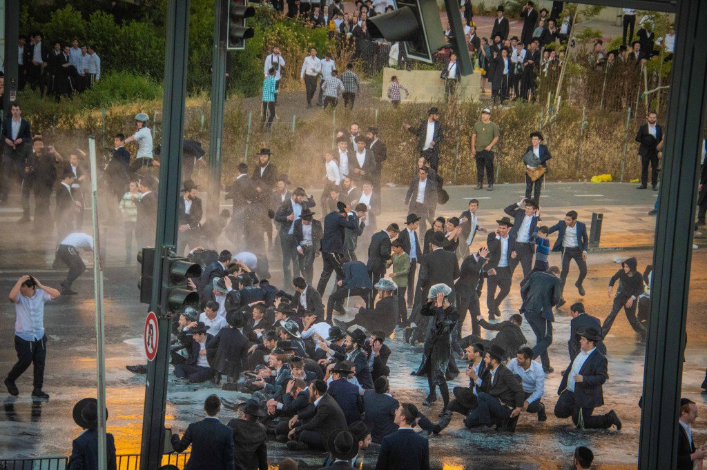 הפגנה נגד גזירת הגיוס ע"י גשר המיתרים בירושלים