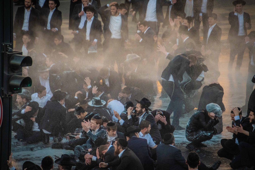 הפגנה נגד גזירת הגיוס ע"י גשר המיתרים בירושלים