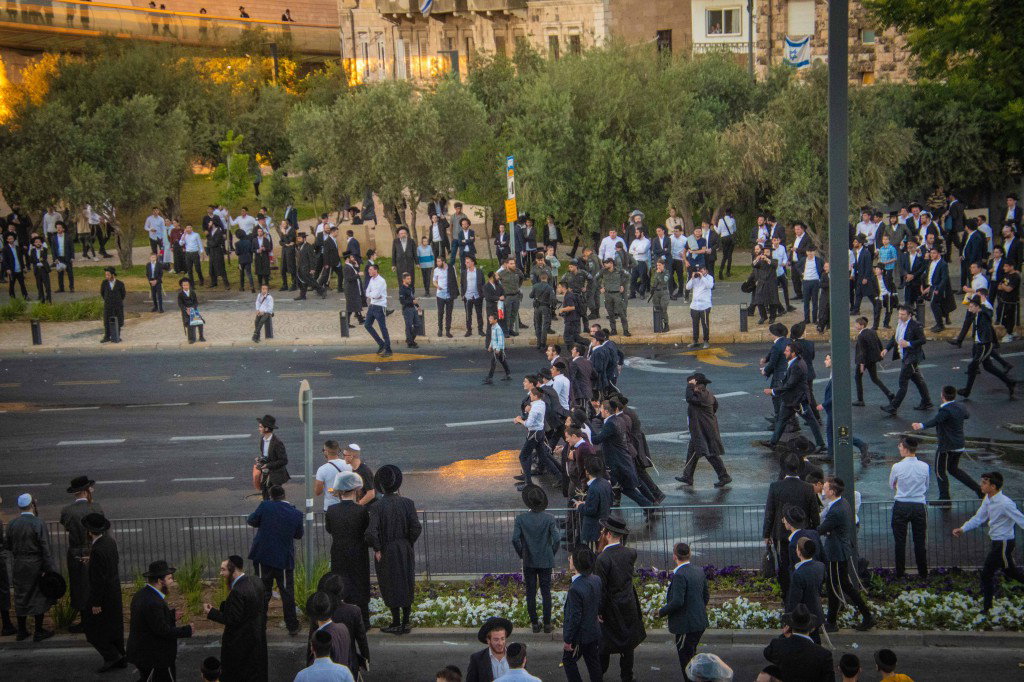 הפגנה נגד גזירת הגיוס ע"י גשר המיתרים בירושלים