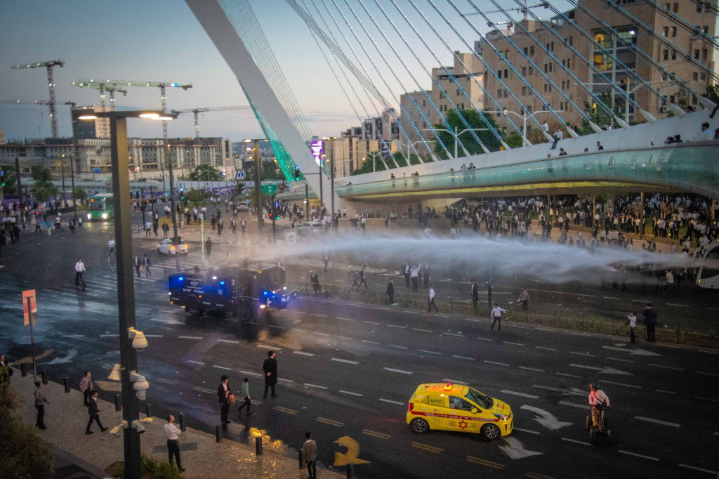 הפגנה נגד גזירת הגיוס ע"י גשר המיתרים בירושלים