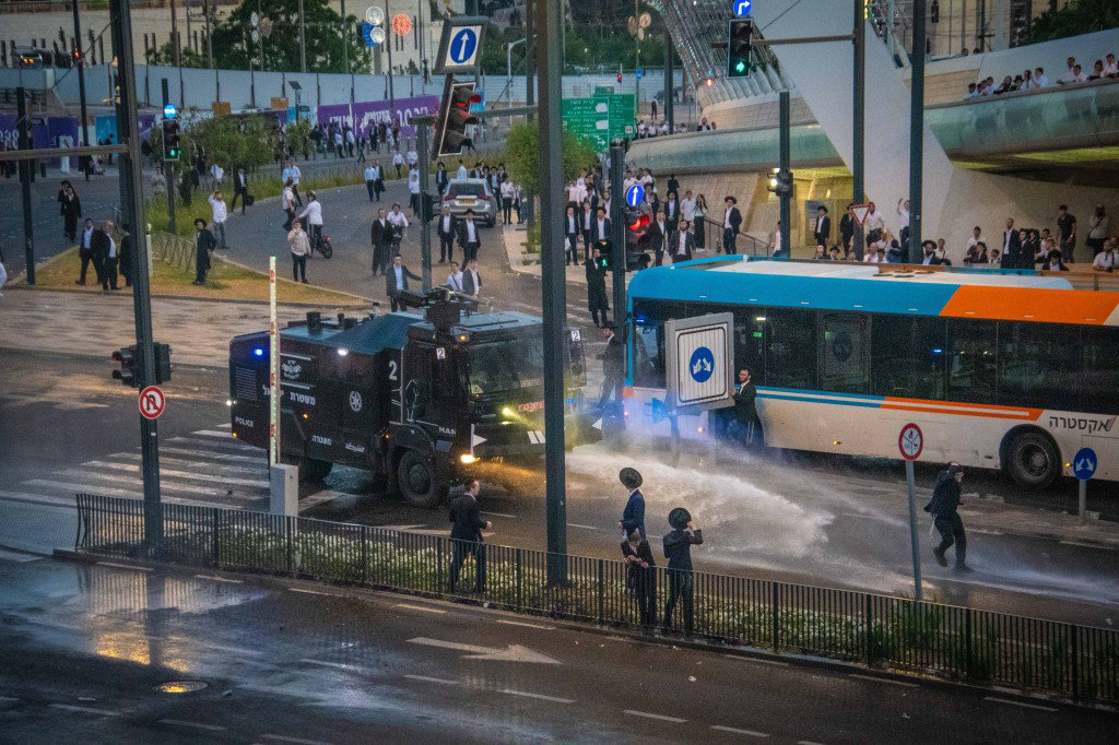 הפגנה נגד גזירת הגיוס ע"י גשר המיתרים בירושלים