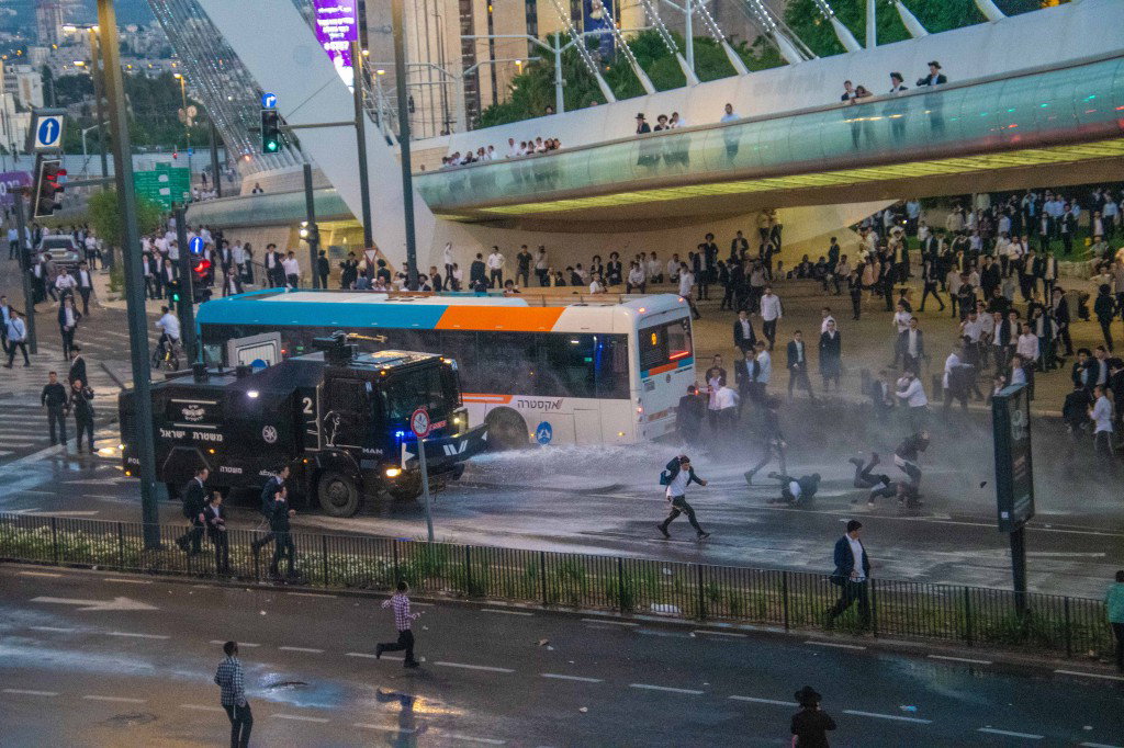 הפגנה נגד גזירת הגיוס ע"י גשר המיתרים בירושלים