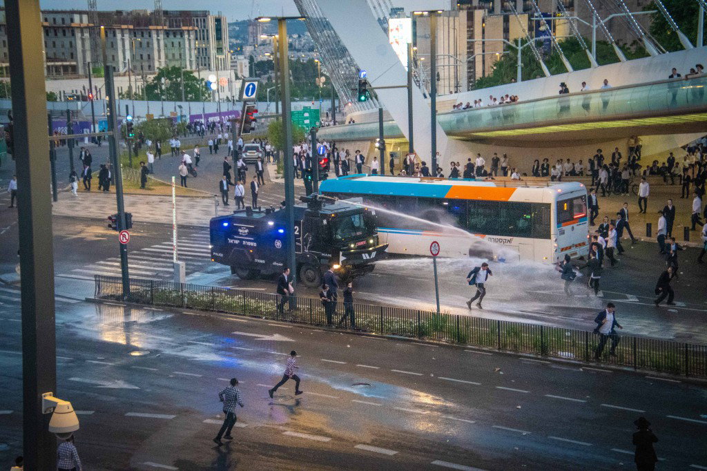 הפגנה נגד גזירת הגיוס ע"י גשר המיתרים בירושלים