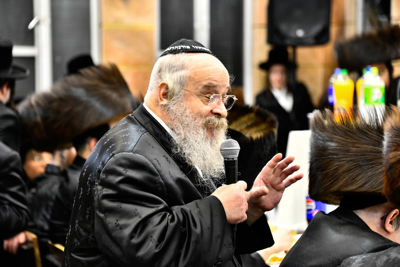 הרב נפתלי פוקס באמירת בדחנות בשמחת שבע הברכות בנאראל