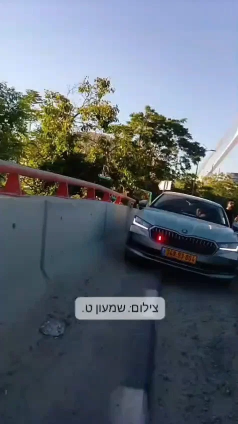 תיעוד חריג: שרה נתניהו חולצה מהפגנת הפלג - נתניהו מאשים: "היא הייתה חשופה"