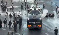 מכת״זית משפריצה מים וקצף, השוטרים השליכו רימוני הלם - אך המפגינים לא זזים | צפו