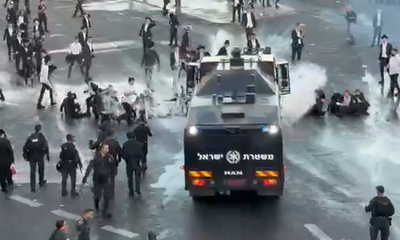 מכת״זית משפריצה מים וקצף, השוטרים השליכו רימוני הלם - אך המפגינים לא זזים | צפו