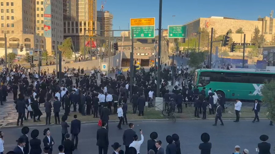 פרשים מפזרים מפגינים בירושלים