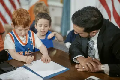ממדאני בטקס החתימה עם הילדים