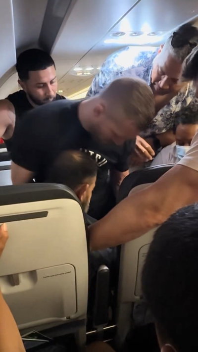 מהומה בטיסה: נוסע התפרע והשתולל - הנוסעים השתלטו עליו וקשרו אותו | צפו