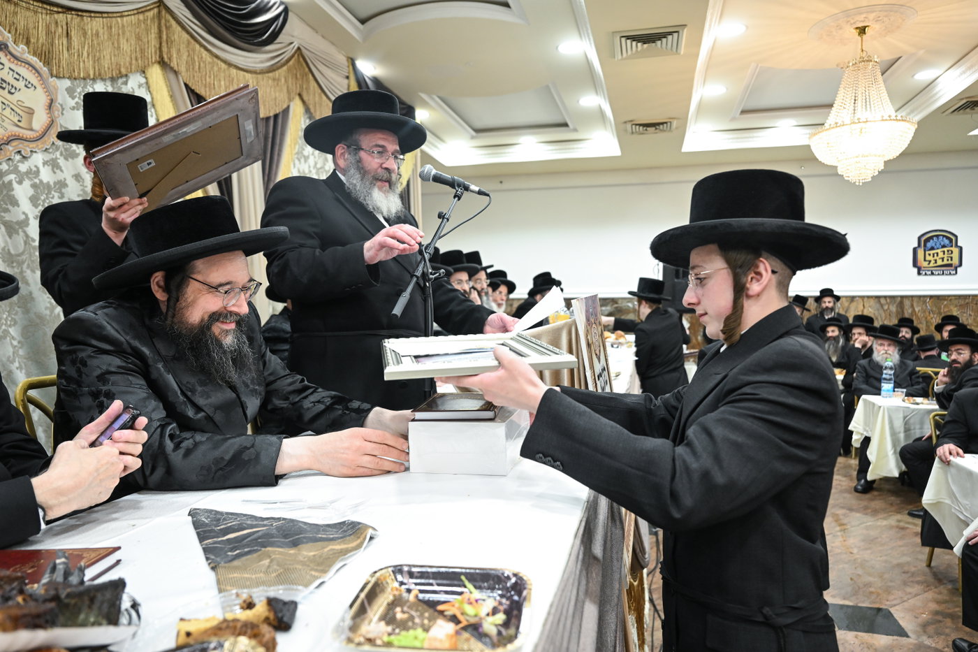 מעמד כבוד התורה בישיבת צאנז בירושלים