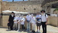 הניצולים חתני המצוות ברחבת הכותל המערבי השבוע, בחברת הרב זאב רובינסון והרב חיים קאהן, פעילי יד לאחים
