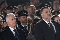 זיני לצד ראש המוסד היוצא