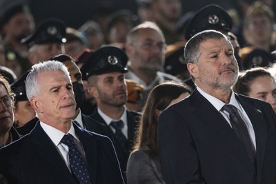 זיני לצד ראש המוסד היוצא