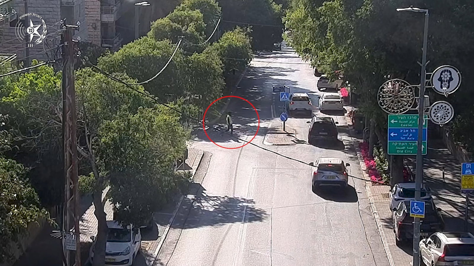 מטורף: יצא לרגע מהרכב בירושלים, גנב ערבי נכנס פנימה - והתניע | צפו