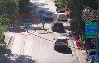 מטורף: יצא לרגע מהרכב בירושלים, גנב ערבי נכנס פנימה - והתניע | צפו