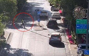 מטורף: יצא לרגע מהרכב בירושלים, גנב ערבי נכנס פנימה - והתניע | צפו