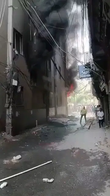 מזעזע: אנשים תועדו כשהם קופצים מבניין בוער במהלך שריפה קטלנית | צפו