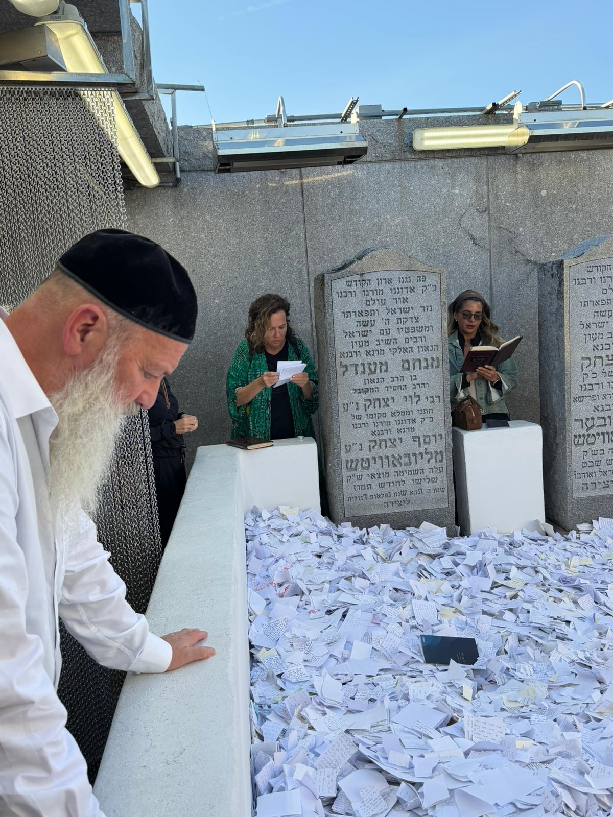 רולי וצופית בתפילה בציון, היום
