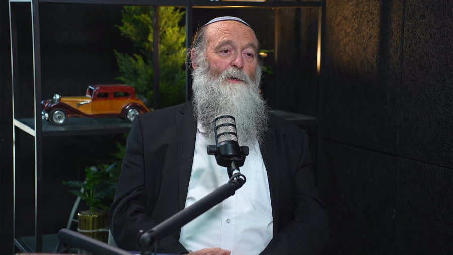 הרב מנחם בורנשטיין בשיחה עם אלי גוטהלף