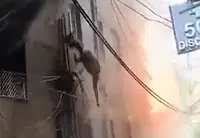 מזעזע: אנשים תועדו כשהם קופצים מבניין בוער במהלך שריפה קטלנית | צפו