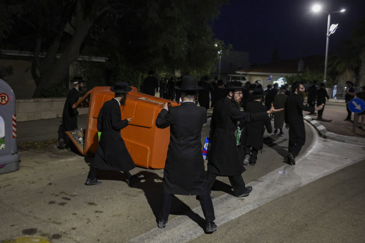 מהמחאות ליד בית השופט