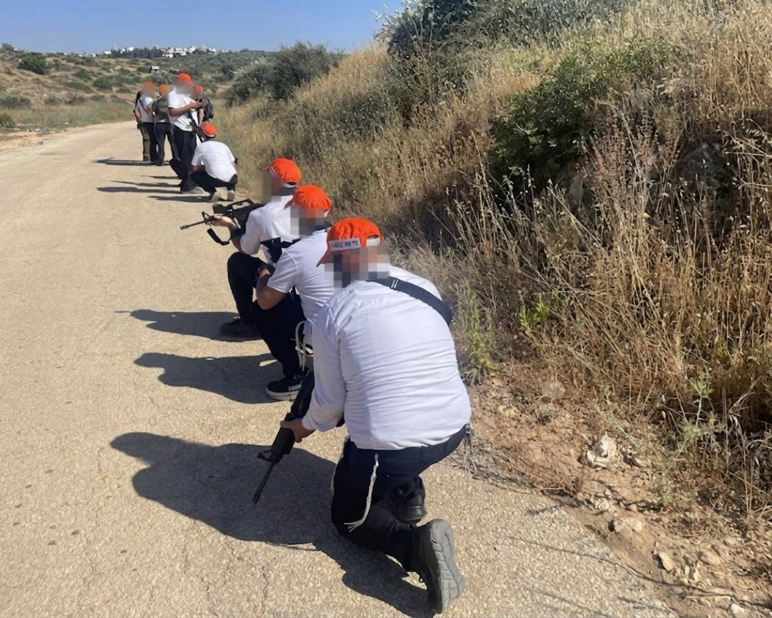 בלעדי: כך לוחמים חרדים מטפלים בפצועים תחת אש | והגויים שמאמינים שננצח בזכות התורה