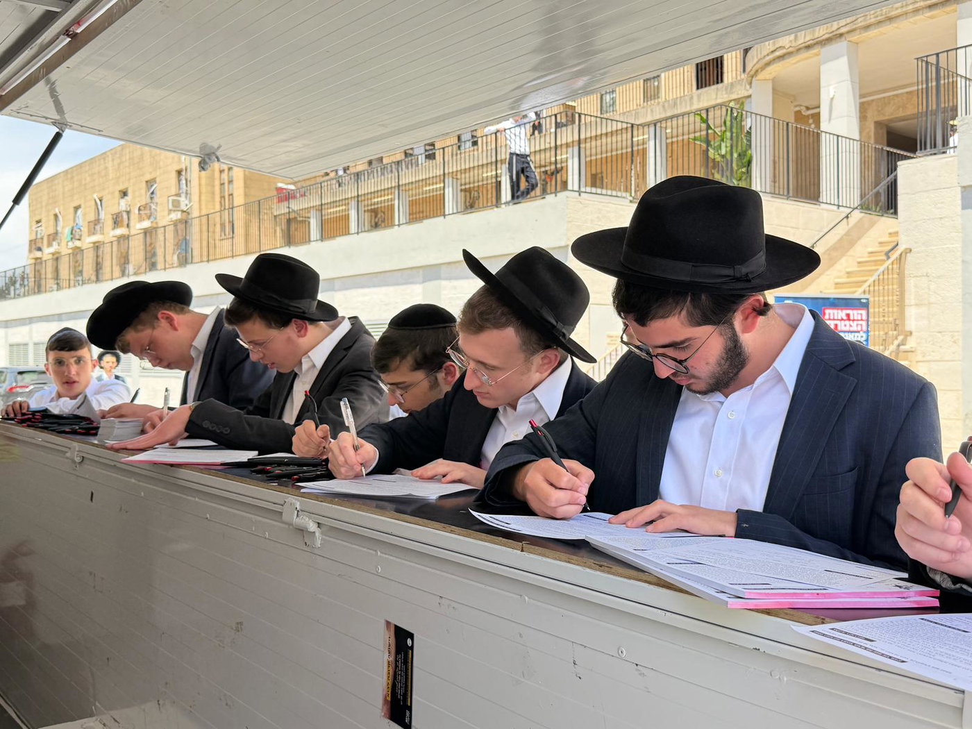 בחורי פוניבז בתרומת דגימות מח עצם