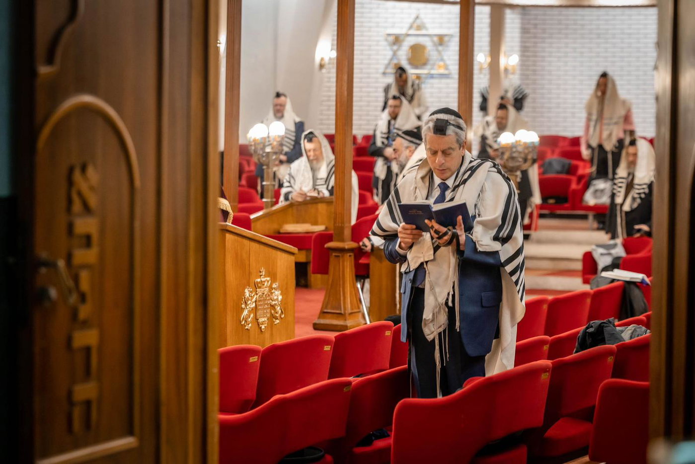 סערה בפריז: הרב הוותיק והנחשב פוטר בגלל עירוב - גדולי הרבנים מתייצבים לצדו