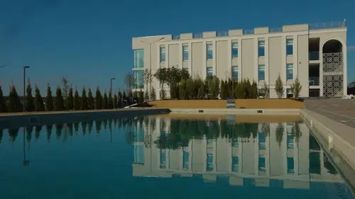 בכפר היהודי: נחנכה הישיבה המפוארת באירופה - ויש לה גם בונקר | תיעוד 