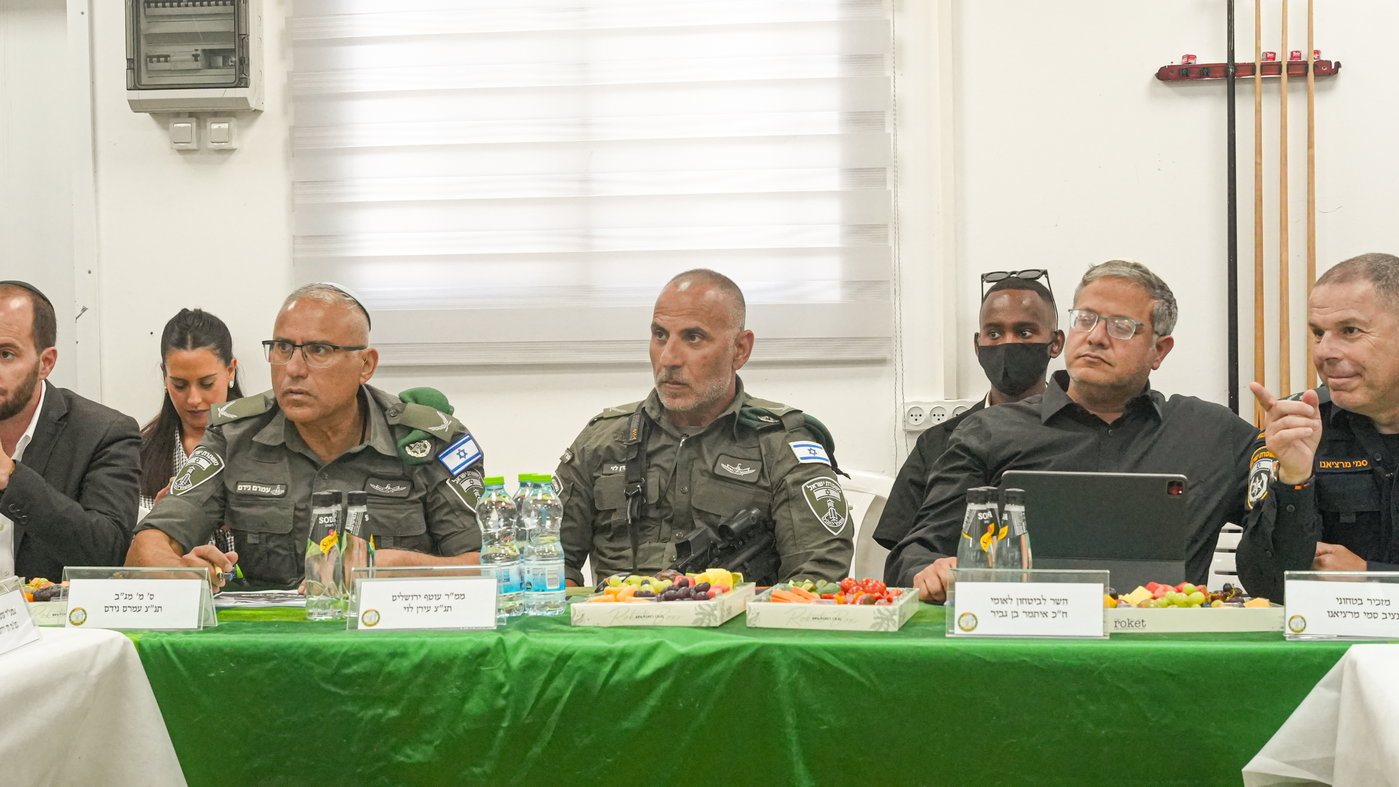 צפו: השר בן גביר נפגש עם השוטרים החרדים - וסיפר על ה"חזון" שלו